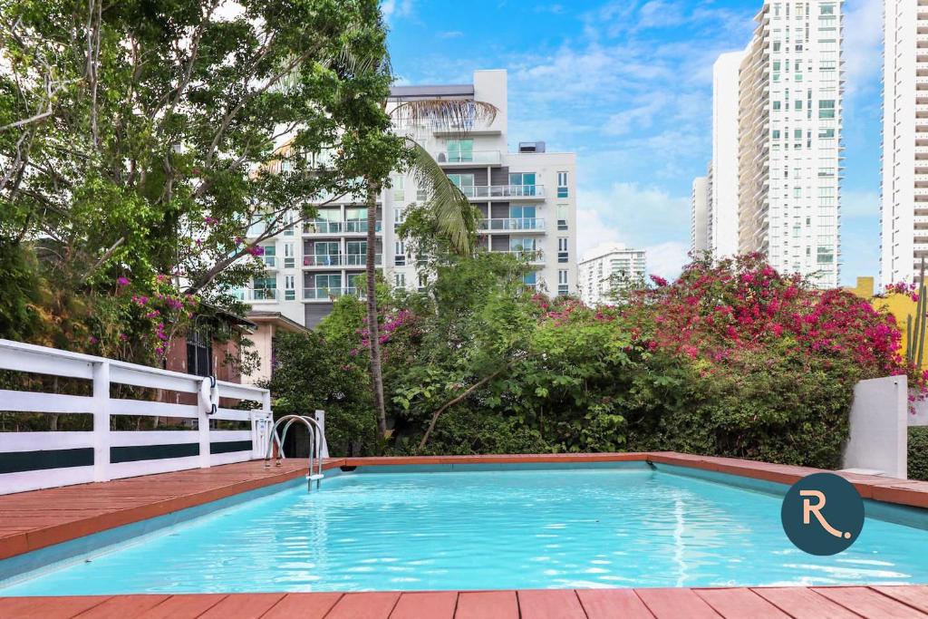 een zwembad in een stad met hoge gebouwen bij Roami at Edgewater Place in Miami
