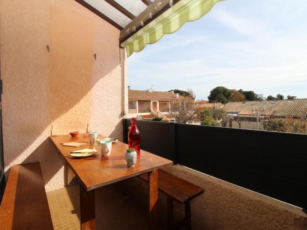 mały drewniany stół na balkonie z oknem w obiekcie Saint-Cyprien - T2 Mezzanine avec Terrasse et Garage - FR-1-309-353 w mieście Saint-Cyprien