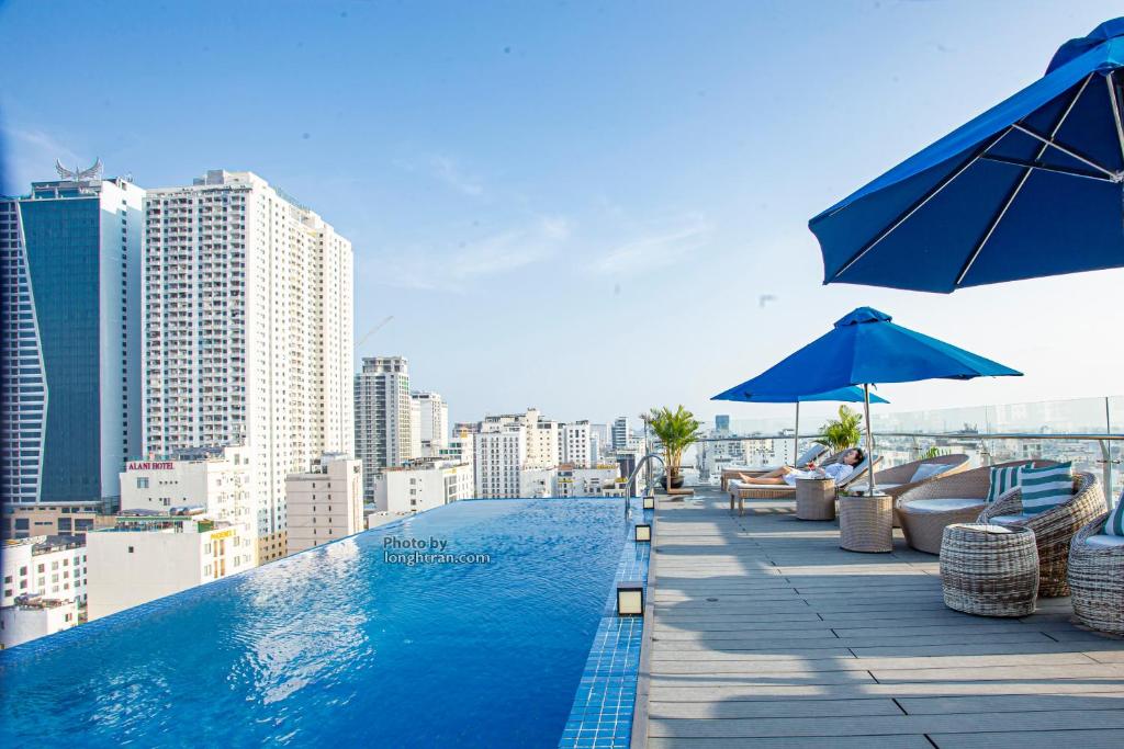 Bazén v ubytování Grand Ocean Luxury Boutique - Infinity Rooftop Pool nebo v jeho okolí