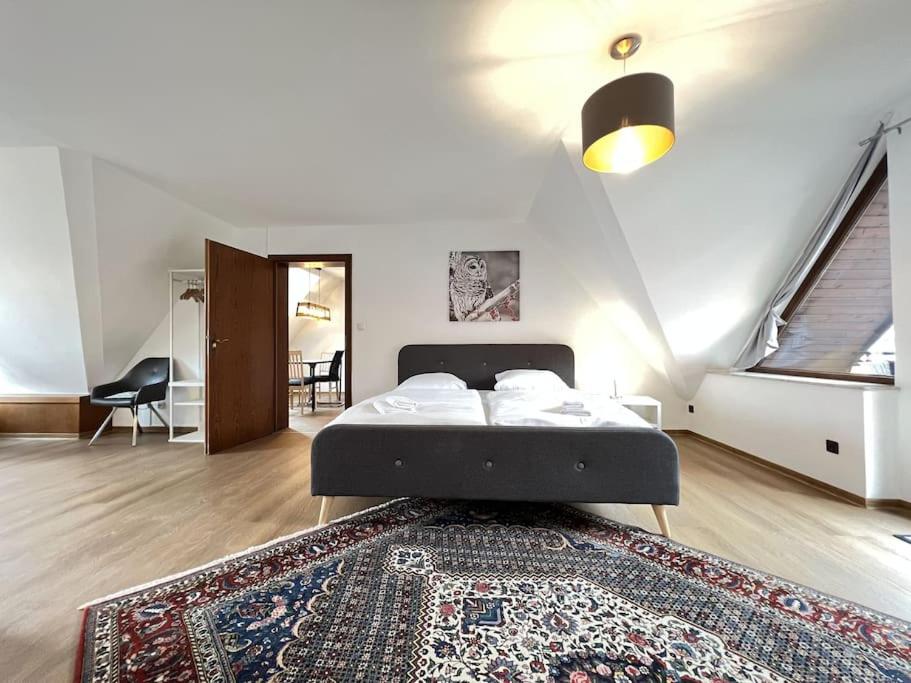 um quarto com uma cama e um tapete no chão em Ferienwohnung Torster #9 em Hameln