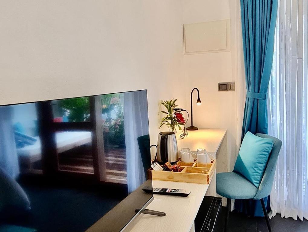 TV a/nebo společenská místnost v ubytování Seaside Dhigurah