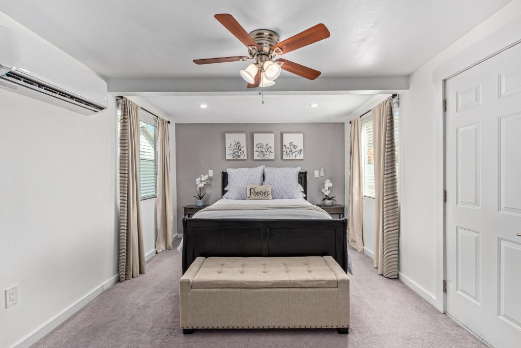 um quarto com uma cama e uma ventoinha de tecto em MODERN LIVING! CAMELBACK EAST-BILTMORE HOME em Phoenix