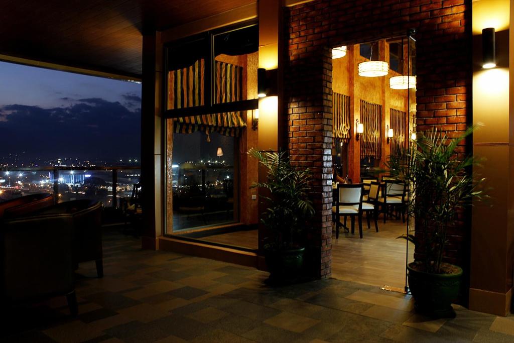 Nespecifikovaný výhled na hory nebo výhled na hory při pohledu z hotelu
