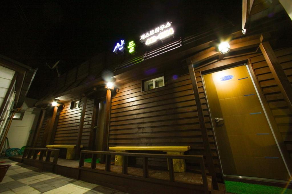 Sandeul Guesthouse - Housity