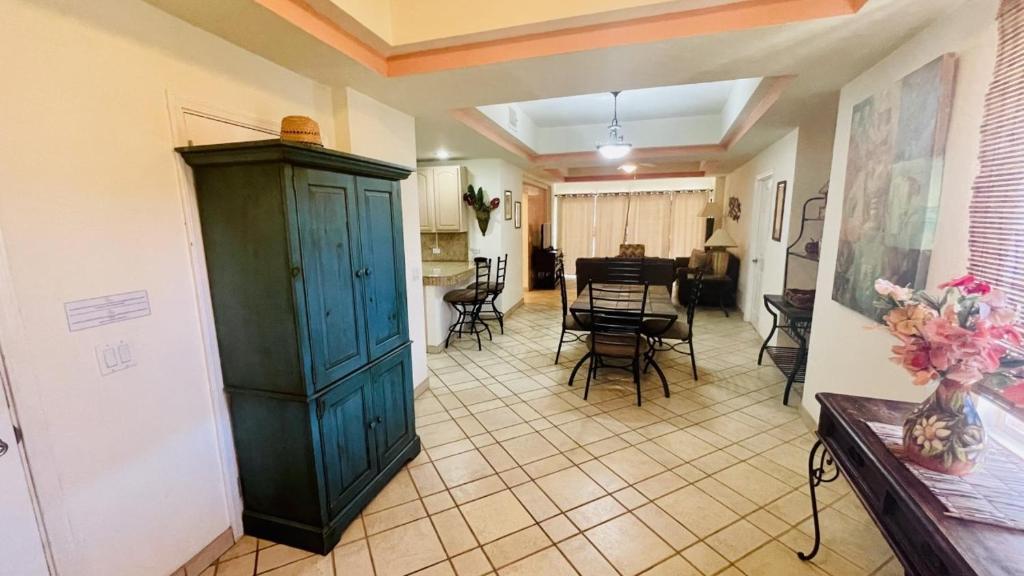 un salon avec une armoire bleue et une salle à manger dans l'établissement Las Palmas Resort at Sandy Beach- Condo Grande-605 condo, à Puerto Peñasco