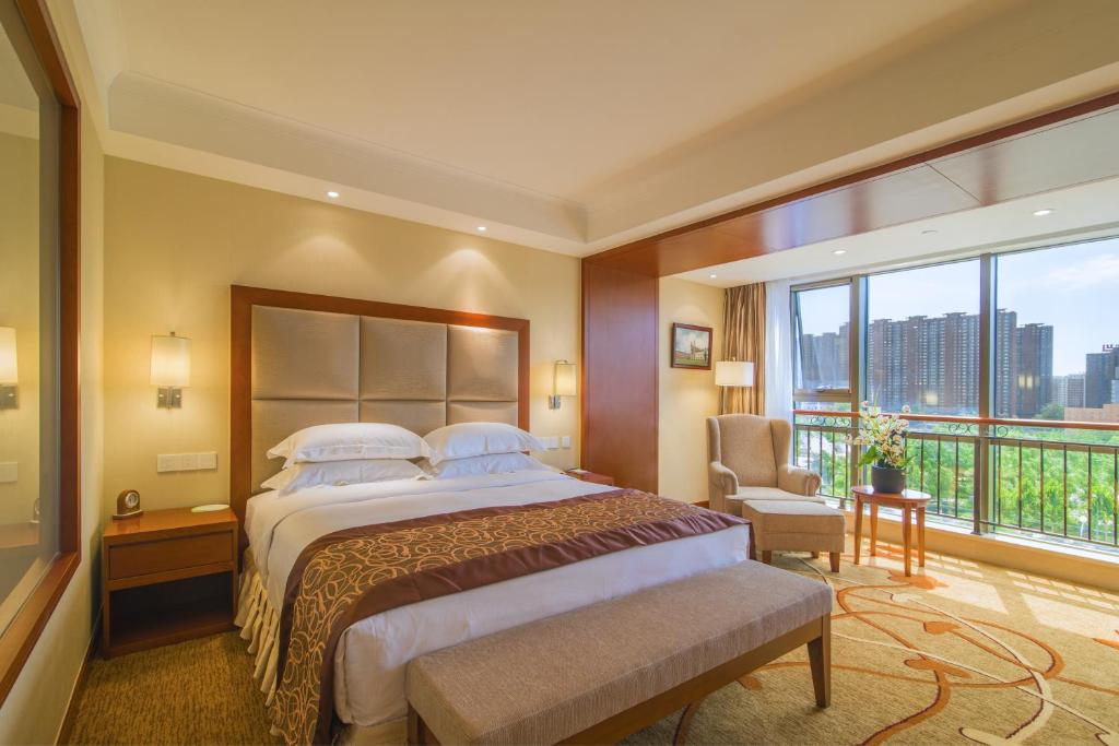 een hotelkamer met een bed en een groot raam bij Avic Hotel Beijing in Beijing