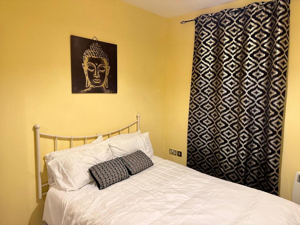 1 dormitorio con 1 cama con cortina en blanco y negro en Two Bedroom Entire Flat in Darlington with Free Parking, WiFi and lots more, en Darlington
