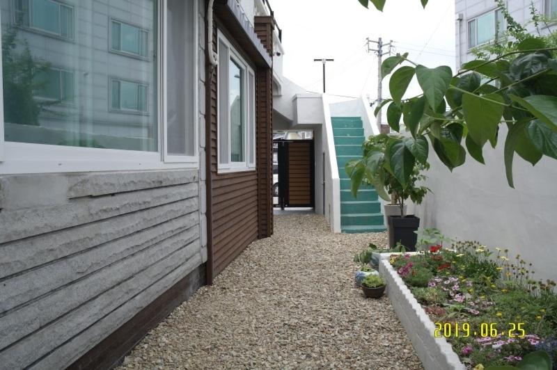 une passerelle à côté d'une maison avec un bâtiment dans l'établissement Joa Guesthouse, à Gwangju