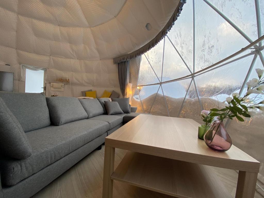 Nespecifikovaný výhled na hory nebo výhled na hory při pohledu z luxury tent