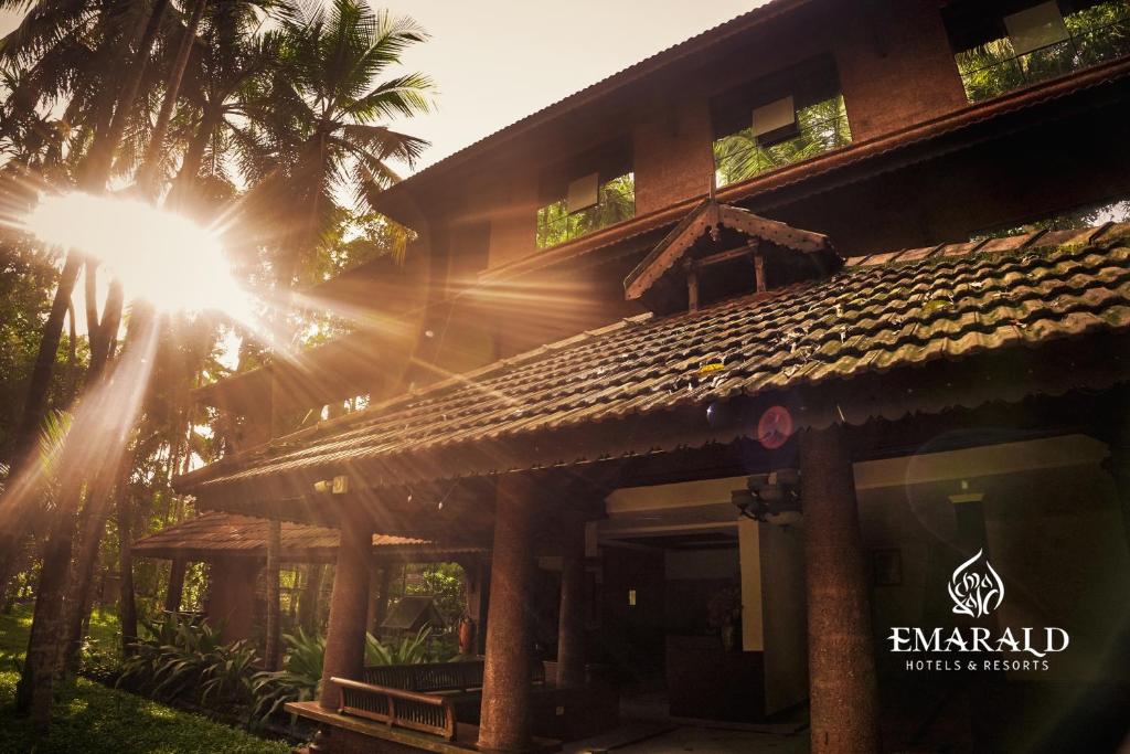 una casa con el sol brillando en el techo en Emarald Resort, en Pulamanthole