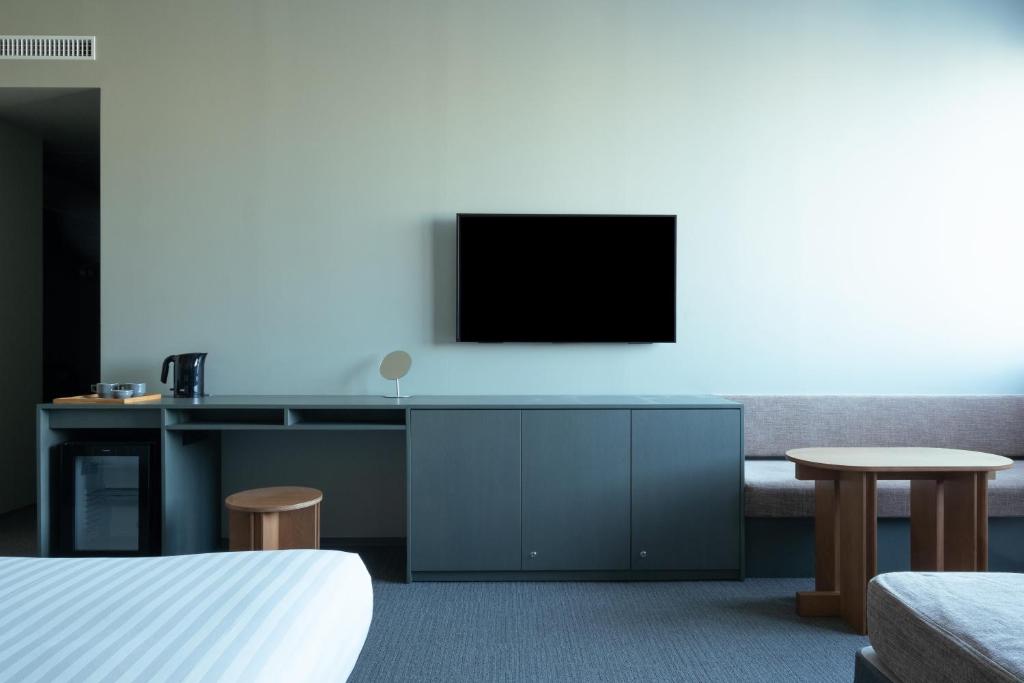 TV a/nebo společenská místnost v ubytování KAIKA Tokyo by THE SHARE HOTELS