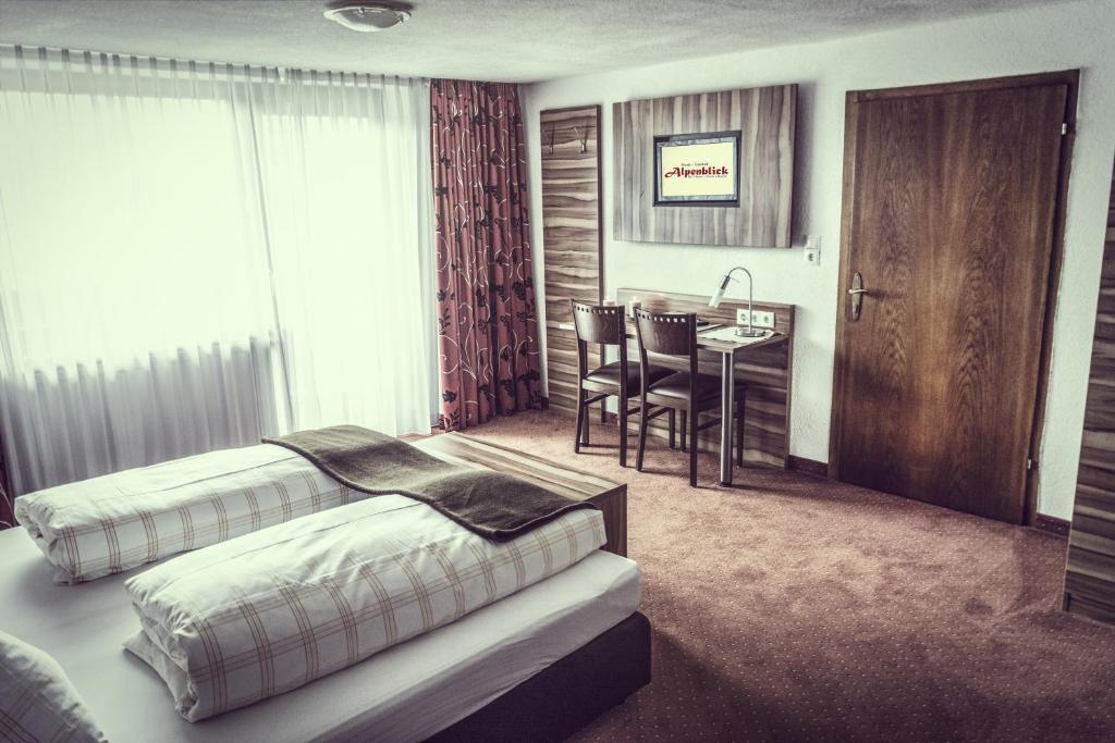 Postel nebo postele na pokoji v ubytování Gasthof Pension Alpenblick