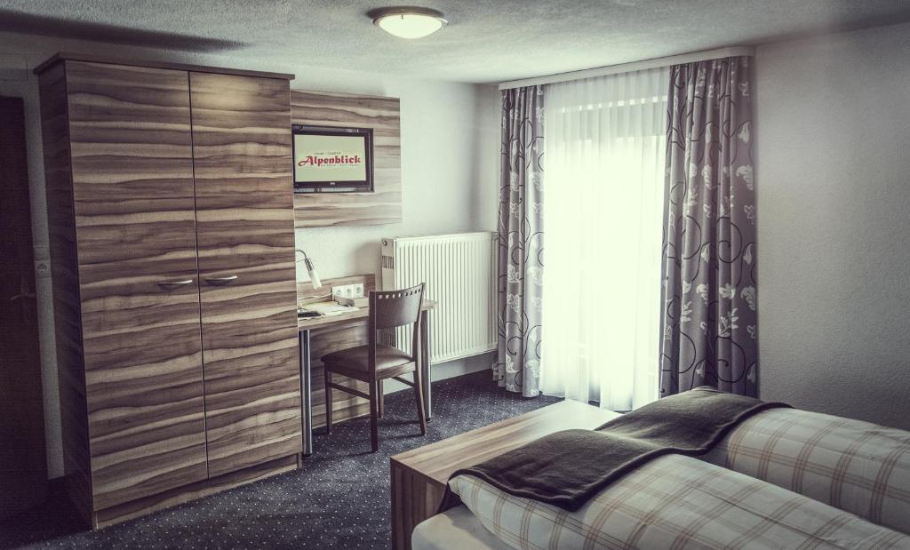 Postel nebo postele na pokoji v ubytování Gasthof Pension Alpenblick