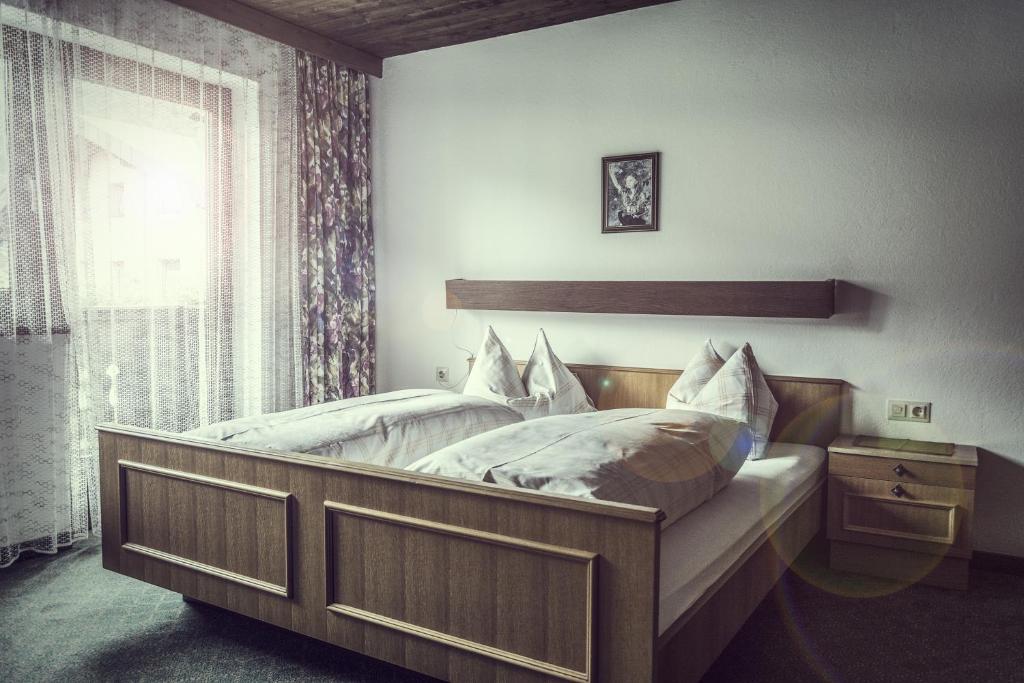 Postel nebo postele na pokoji v ubytování Gasthof Pension Alpenblick