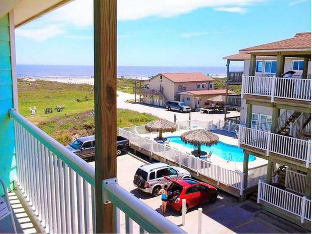 Bazén v ubytování BeachGate CondoSuites and Oceanfront Resort nebo v jeho okolí
