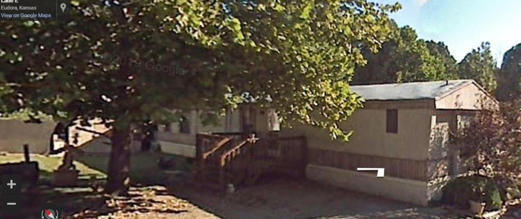 une maison avec un arbre en face dans l'établissement EUDORA, KS, à De Soto