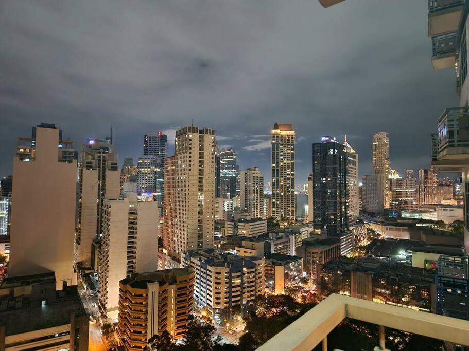 Premium Balcony View Near Greenbelt Makati Netflix 100MBPS