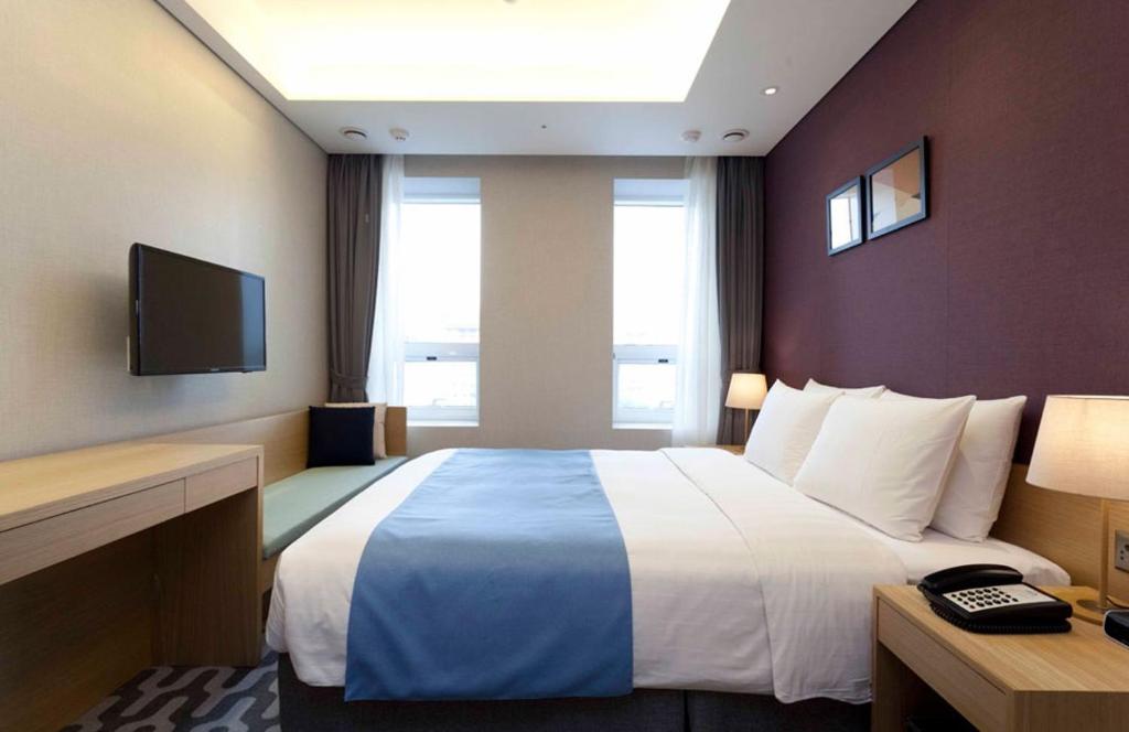 TV a/nebo společenská místnost v ubytování Days Hotel by Wyndham Seoul Myeongdong