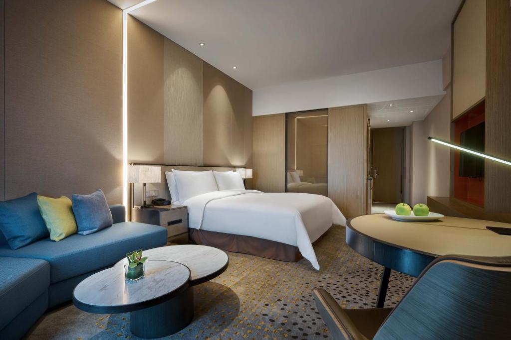 Postel nebo postele na pokoji v ubytování The QUBE Hotel Shanghai Hongqiao