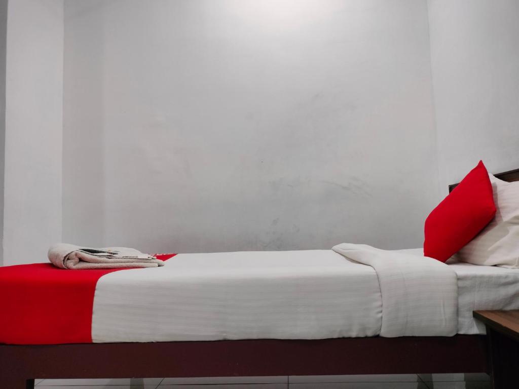 Postel nebo postele na pokoji v ubytování Kings Fort Rooms Thrippunithura