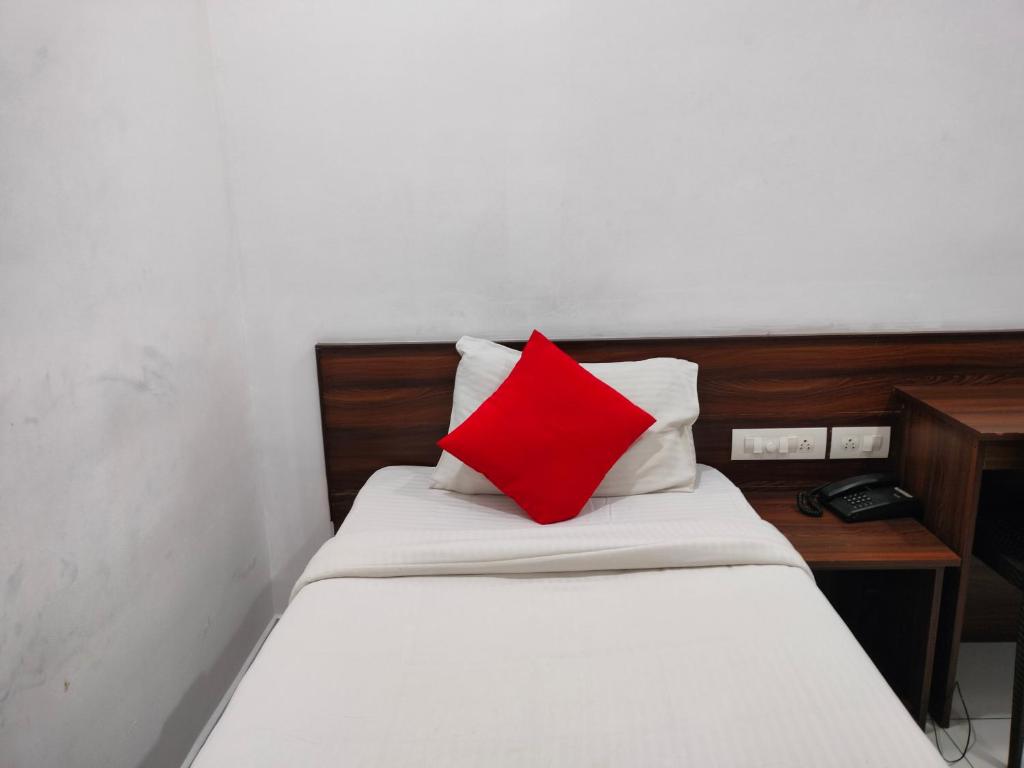 Postel nebo postele na pokoji v ubytování Kings Fort Rooms Thrippunithura