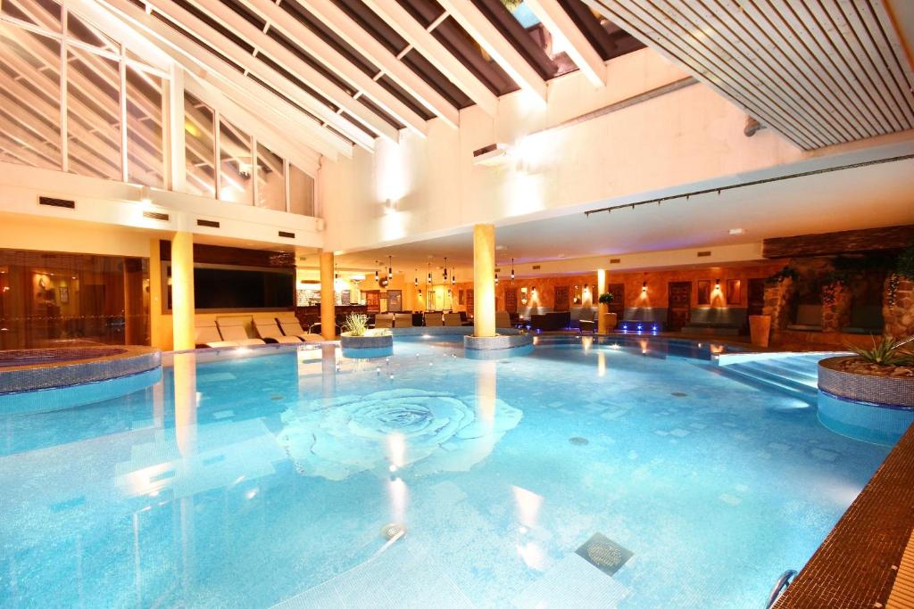 Bazén v ubytování Grand Rose SPA Hotel nebo v jeho okolí