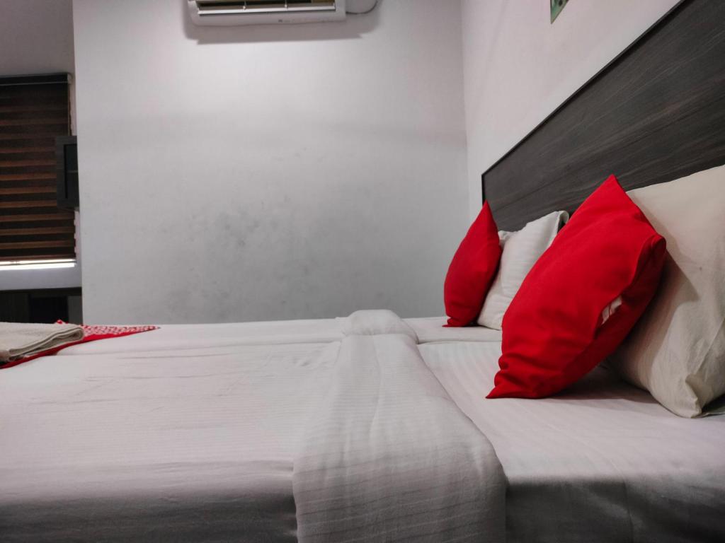 Postel nebo postele na pokoji v ubytování Kings Fort Rooms Thrippunithura