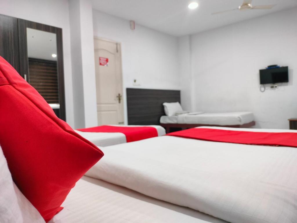 Postel nebo postele na pokoji v ubytování Kings Fort Rooms Thrippunithura