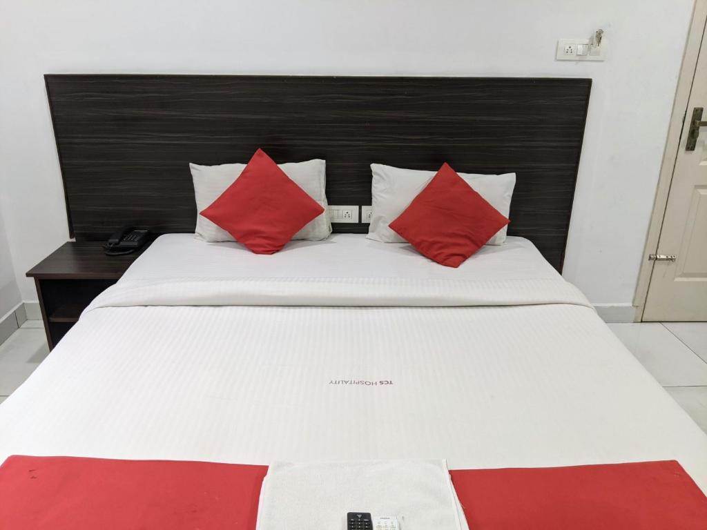 Postel nebo postele na pokoji v ubytování Kings Fort Rooms Thrippunithura