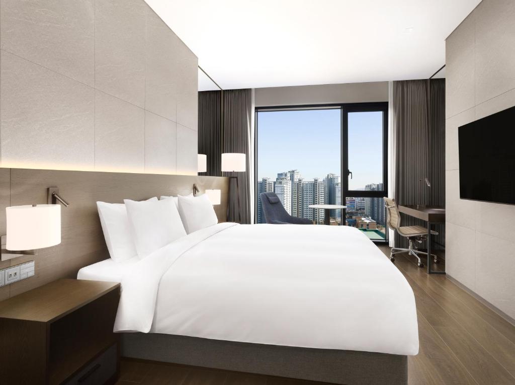 Postel nebo postele na pokoji v ubytování Four Points by Sheraton Suwon