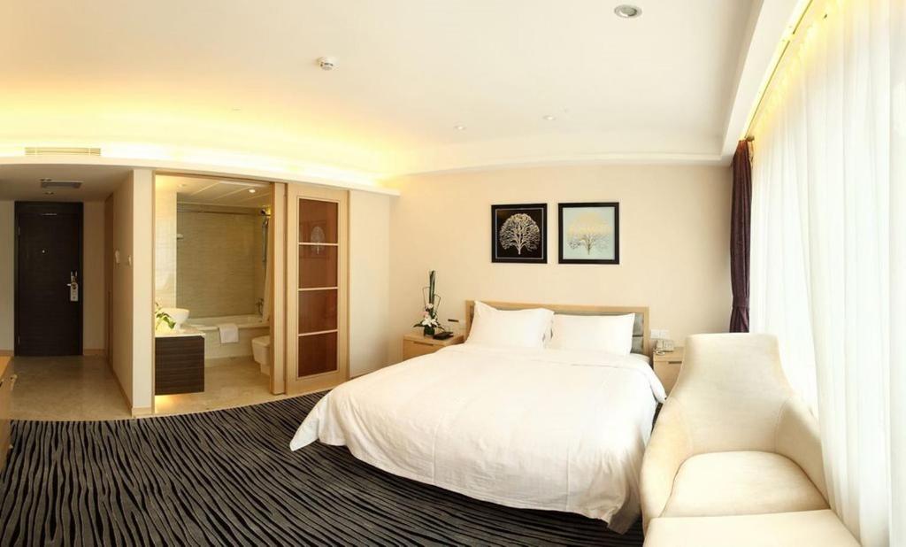 Postel nebo postele na pokoji v ubytování Shenzhen Shekou Honlux Apartment (Sea World)