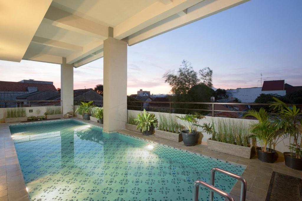 Bazén v ubytování KHAS Tegal Hotel nebo v jeho okolí