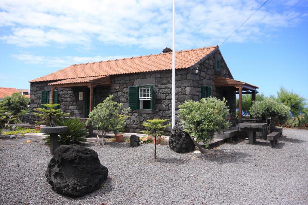 ein kleines Steinhaus mit Bäumen davor in der Unterkunft Homepico in Arcos