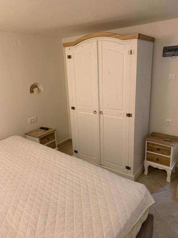 Кровать или кровати в номере Syros casa