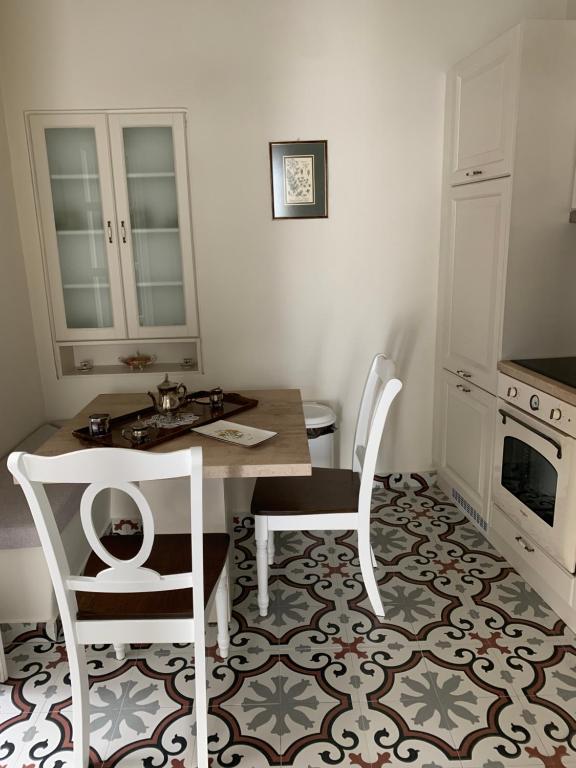 Кухня или мини-кухня в Syros casa
