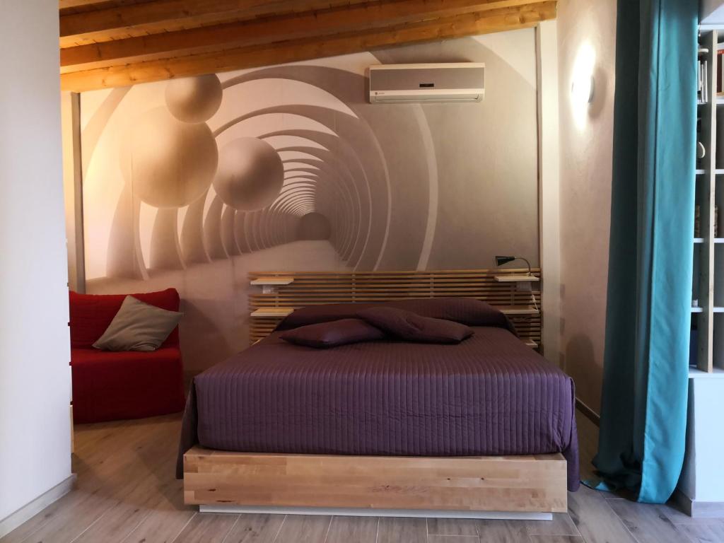 ein Schlafzimmer mit einem Bett in einem Zimmer mit einer Decke in der Unterkunft Note di lago in Manerba del Garda