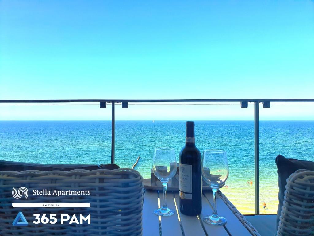 uma mesa com copos de vinho e vista para o oceano em Sailor- Z WIDOKIEM NA MORZE- 365PAM em Ustronie Morskie