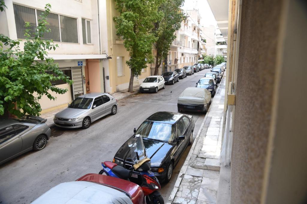 un groupe de voitures garées dans une rue de la ville dans l'établissement Pythagorean Theorem by YHA, à Athènes