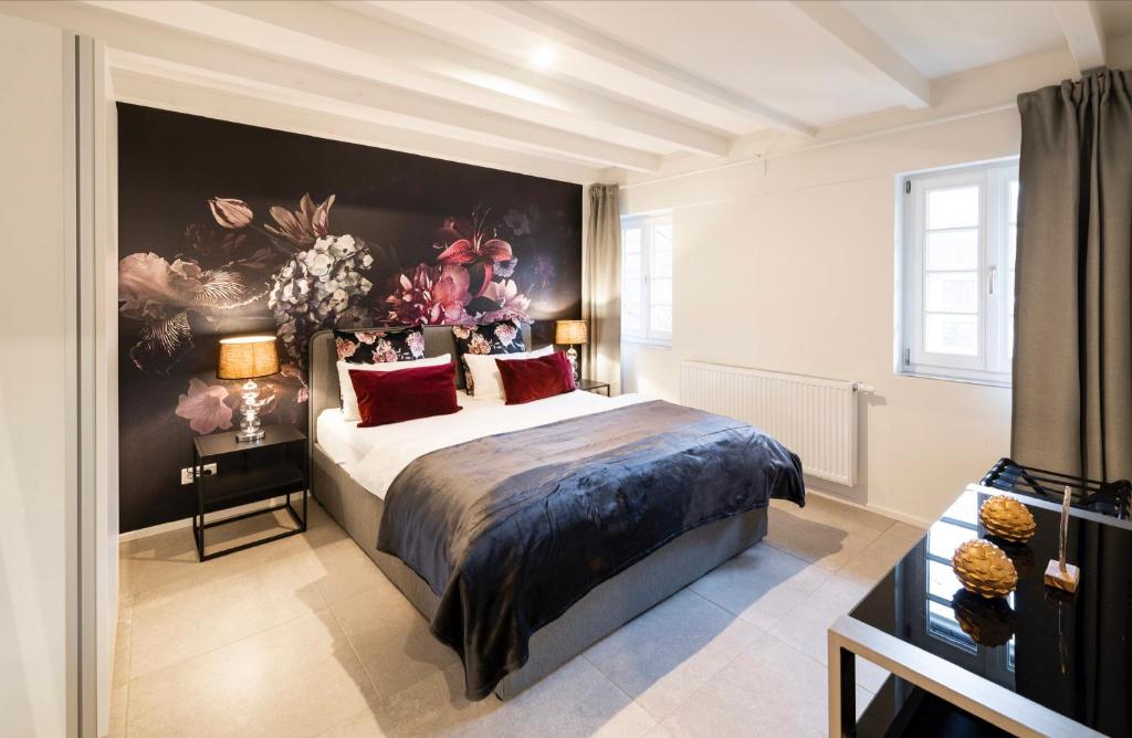 Unterflockenbach的住宿－Casa La Fattoria Fiore，卧室配有一张大床,墙上挂有绘画作品