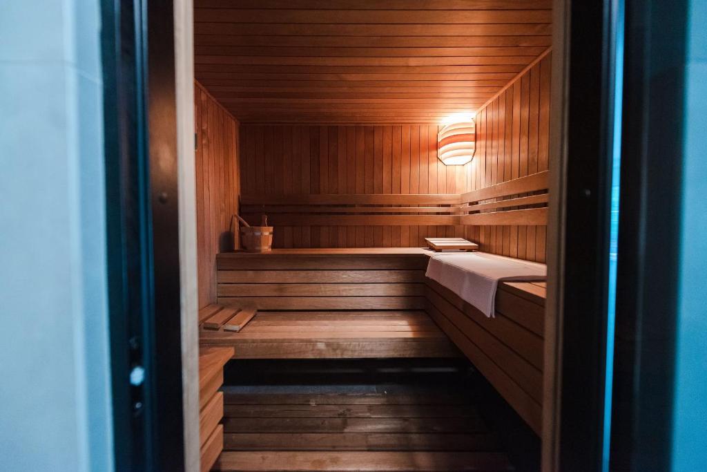 Postel nebo postele na pokoji v ubytování La Mesteceni & Loc cu Stări de Bine, SPA adult only