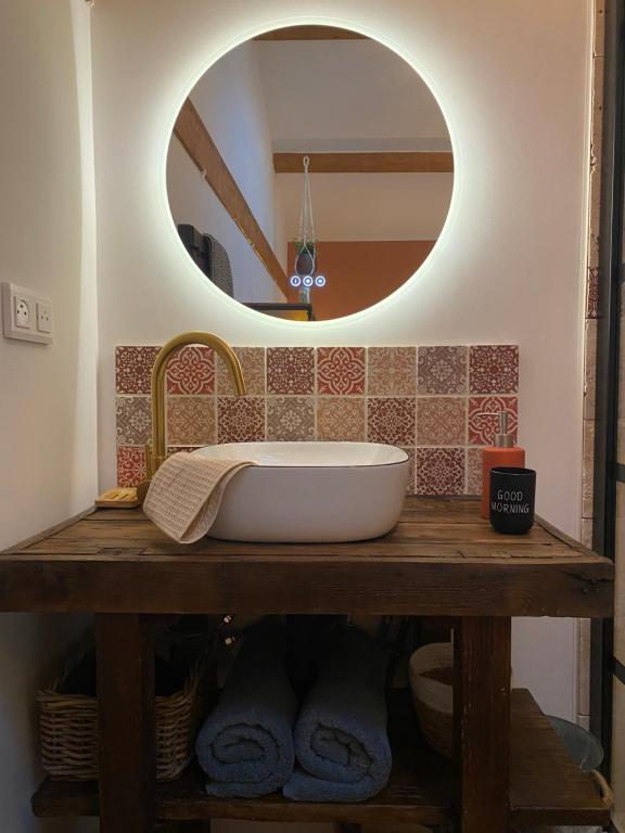 bagno con lavandino e specchio di Villa Belharra a Beychac-et-Caillau