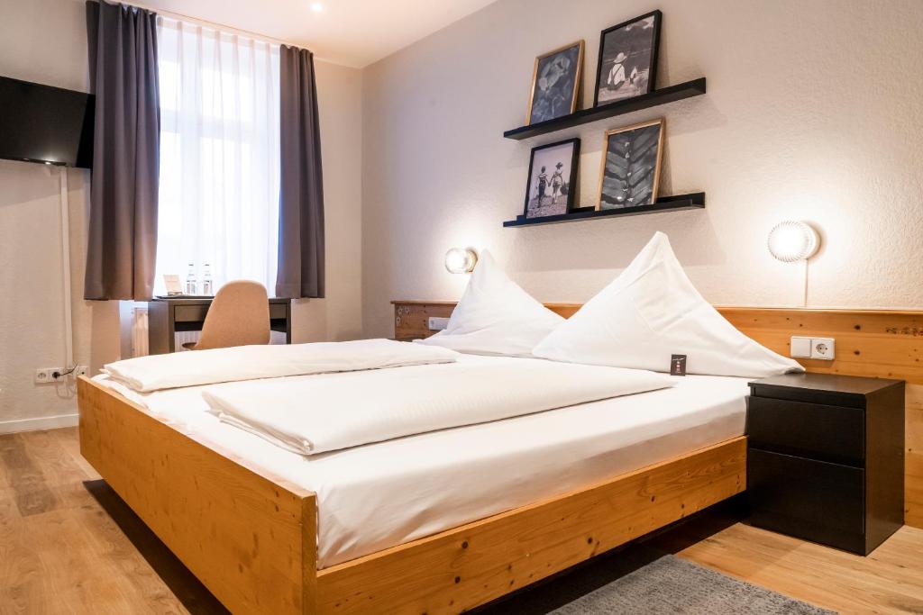 Postel nebo postele na pokoji v ubytování Hotel Beim Schupi Karlsruhe