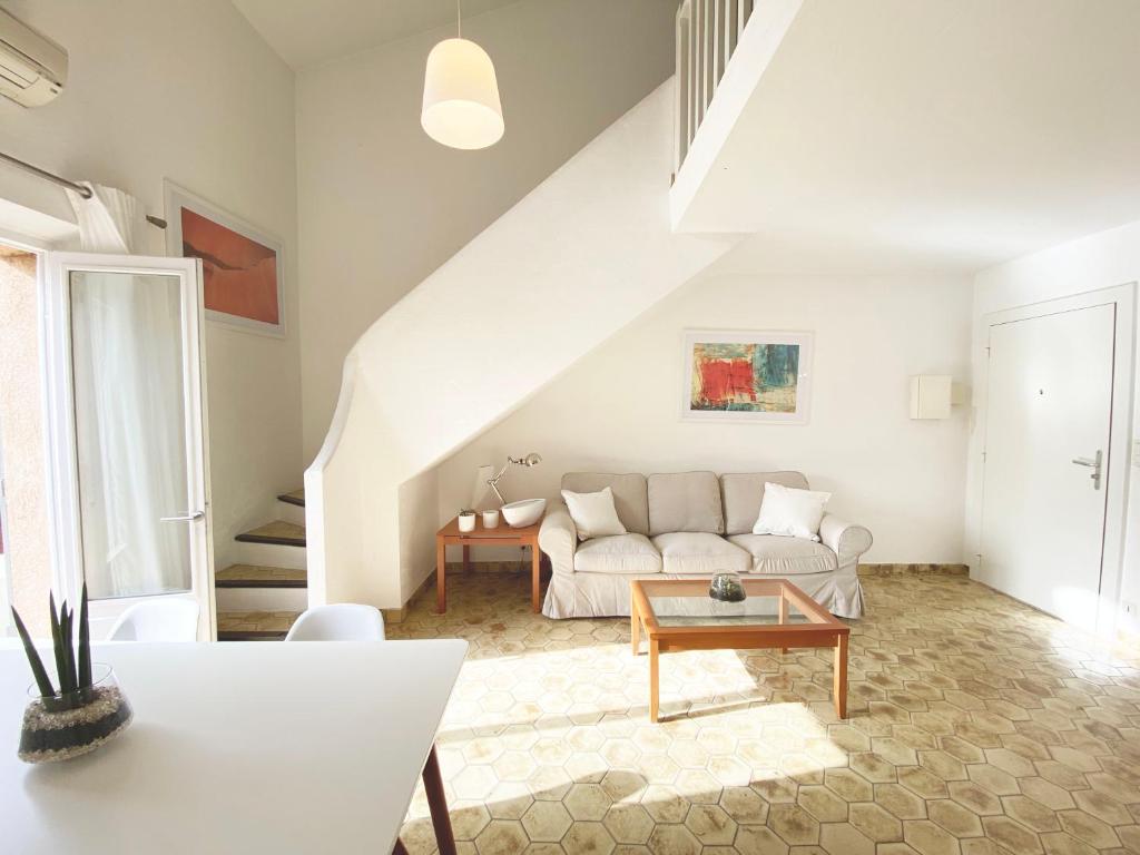 Fotografia z galérie ubytovania Appartement 18 en duplex, deux chambres - LES SUITES DE ROBINSON - Résidence avec piscine en bord de Siagne, à Mandelieu-La-Napoule v destinácii Mandelieu La Napoule