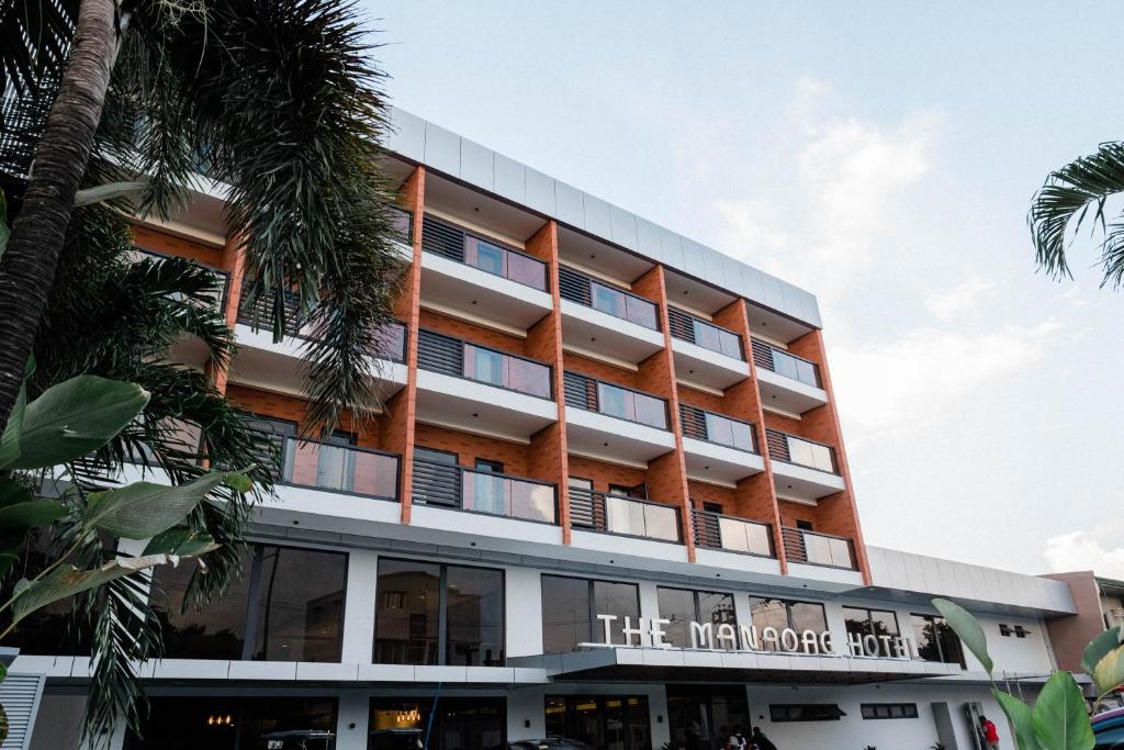 um edifício com uma placa que lê o hotel Marriott em The Manaoag Hotel em Manaoag