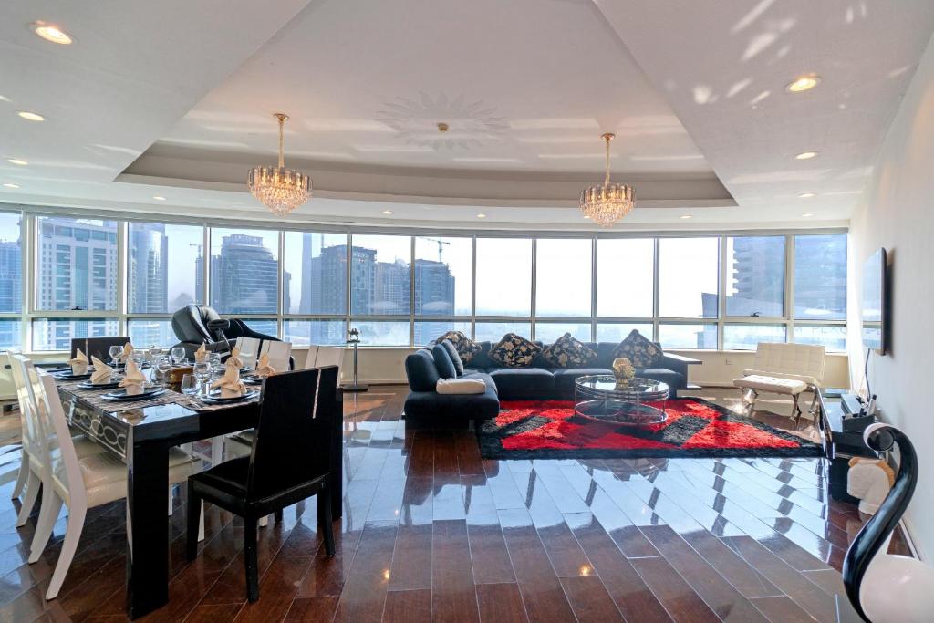Luxury 4 Bedroom Apartment in Marina