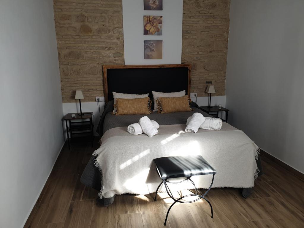 1 dormitorio con 1 cama grande y 2 almohadas en Entre patios y flores, en Córdoba