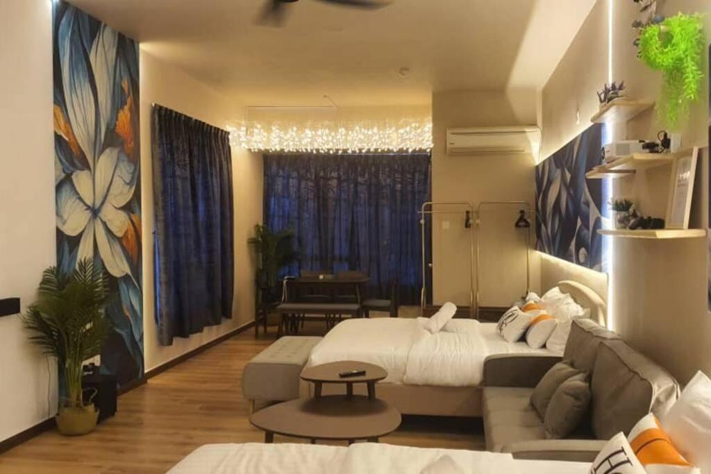- un salon avec un lit et un canapé dans l'établissement Cozy Home Cinema @ Mount Austin JB 5 Pax, à Johor Bahru