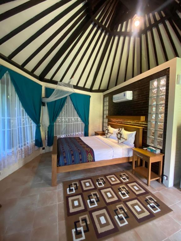 Postel nebo postele na pokoji v ubytování Jepara Marina Beach Bungalows