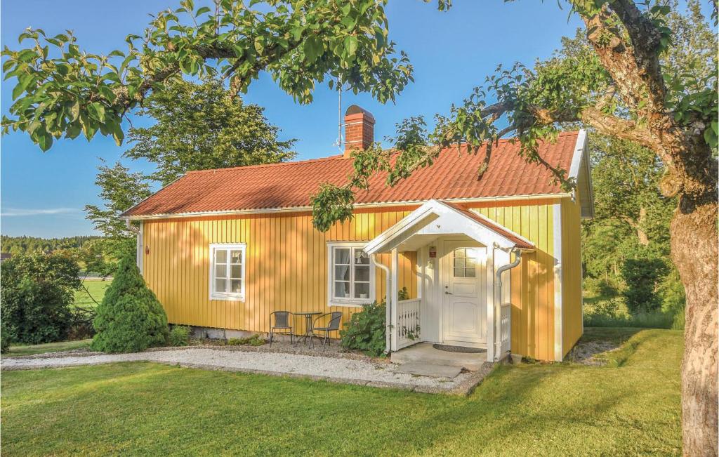 ÅsensbrukにあるAwesome Home In sensbruk With Kitchenの黄色のコテージ 白いドアと木
