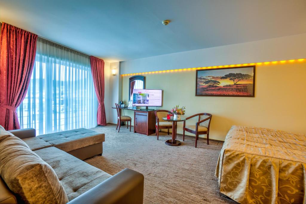 TV a/nebo společenská místnost v ubytování Hotel Ambient